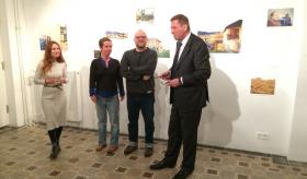 De gauche à droite : L’artiste Camille Carbonaro, les galeristes Annabel Werbrouck et Fabrice Havenne, le Délégué général Alexander Homann © Fotofabrik