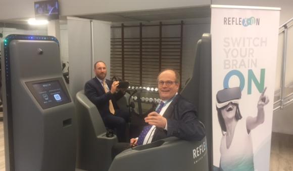 Attaché Quentin Derzelle aus München (links) und Attaché Frank Compernolle aus Hamburg zu Besuch bei Neuron Academy