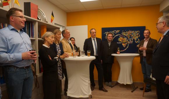 Der Honorarkonsul Rainer Schöndube und einige Gäste.