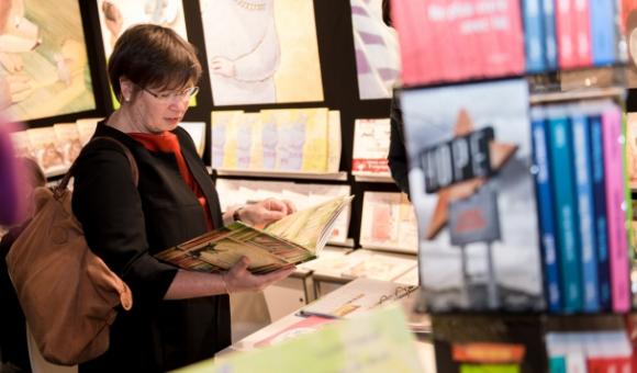 La Ministre de la Culture FWB A. Greoli visite les stands des éditeurs de Wallonie-Bruxelles - Copyright J. Van Belle - WBI