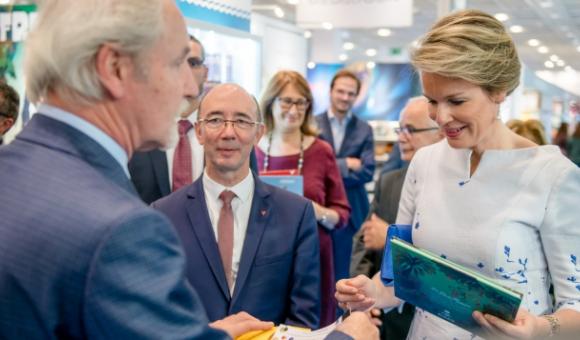 S.A.R. la Reine Mathilde visite les stands des éditeurs belges francophones en compagnie du Ministre-Président R. Demotte - Copyright J. Van Belle - WBI