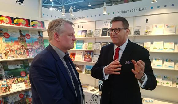 Minister Commerçon und Botschaftsrat Homann am Stand