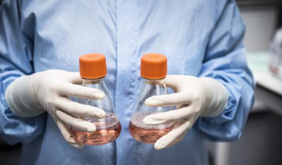 Ein Mitarbeiter im Labor von Univercells